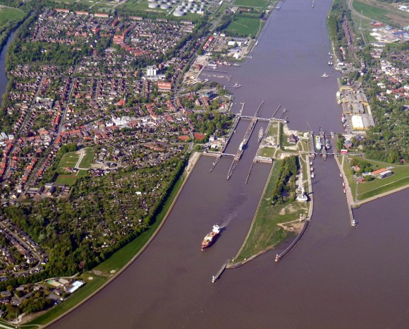 Elbe trifft Nord-Ostsee-Kanal: Bick auf die Schleusen in Brunsbüttel. Bild: UlrichAAB, CC BY 3.0, über Wikimedia Commons