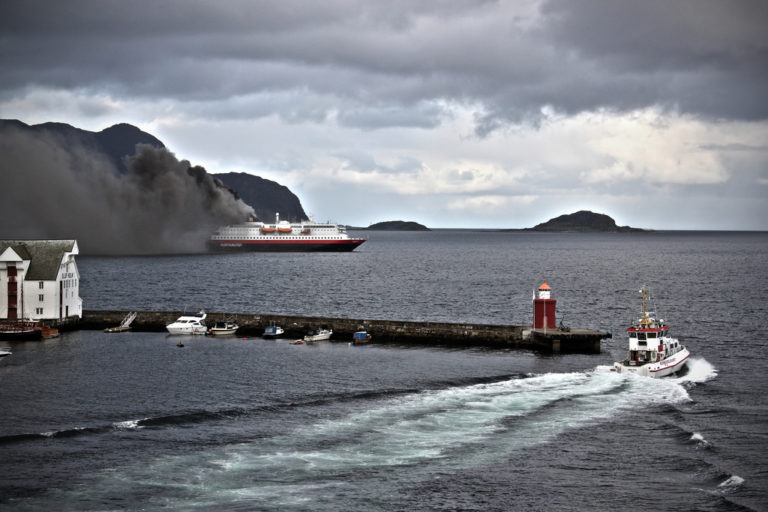 15. September 2011: An Bord der Nordlys bricht ein Feuer aus, als das Schiff gerade den Hafen von Ålesund anläuft. Bild: Olav Helge Matvik / Kystverket (Norwegian Coastal Administration), Lizenz: CC BY-NC 2.0, via Flickr