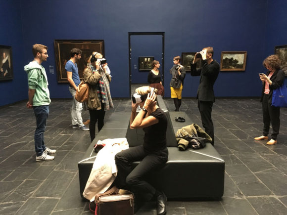 Abgetaucht in die virtuelle Realität. Bild: Monika Gemmer