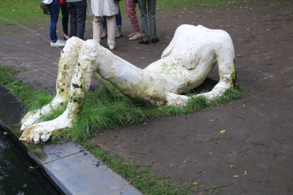 Nicole Eisenman: Sketch for a Fountain. Unbekannte haben dieser Gipsfigur den Kopf abgetrennt.