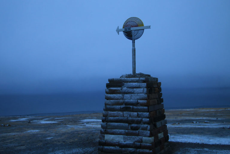 Das Mitternachtssonnen-Denkmal wurde 1984 aufgestellt. Die Kompassnadel zeigt - natürlich - nach Norden.'s zum Nordkap.