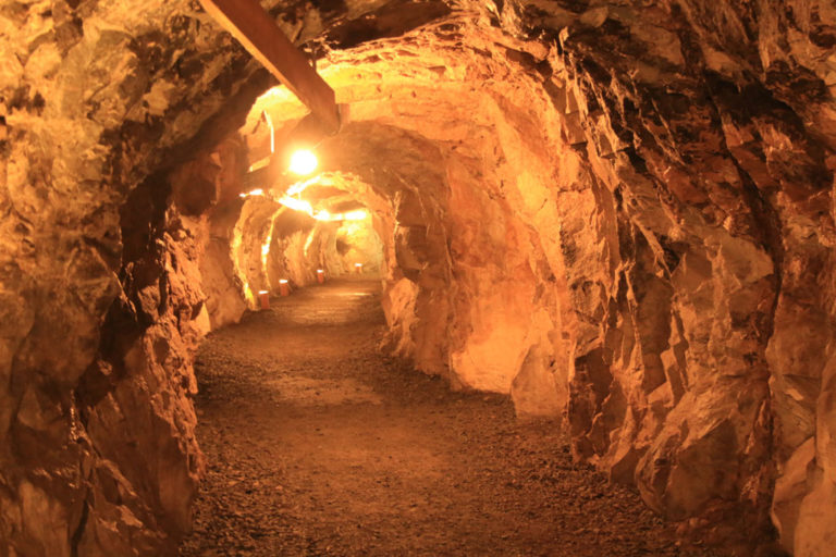 In dem Tunnel unter Kirkenes suchten mehrere tausend Menschen Schutz vor den Bombardierungen.