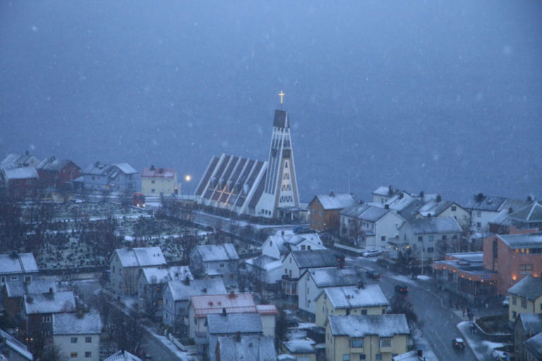 Erneut eine Architektur, die sich von Stockfischgestellen hat inspirieren lassen: Die protestantische Kirche steht auf einer Anhöhe im Zentrum von Hammerfest.