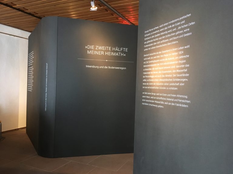 Begehbare Bücher repräsentieren die Gegenden, in die Droste reiste. Foto: Monika Gemmer