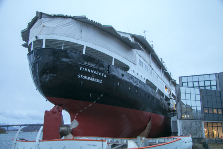 Von 1956 bis 1993 für Hurtigruten an der norwegischen Küsten unterwegs, seit 1999 in Stokmarknes aufgebockt und durch ein Wellblechdach vor Regen geschützt: Die MS Finnmarken.