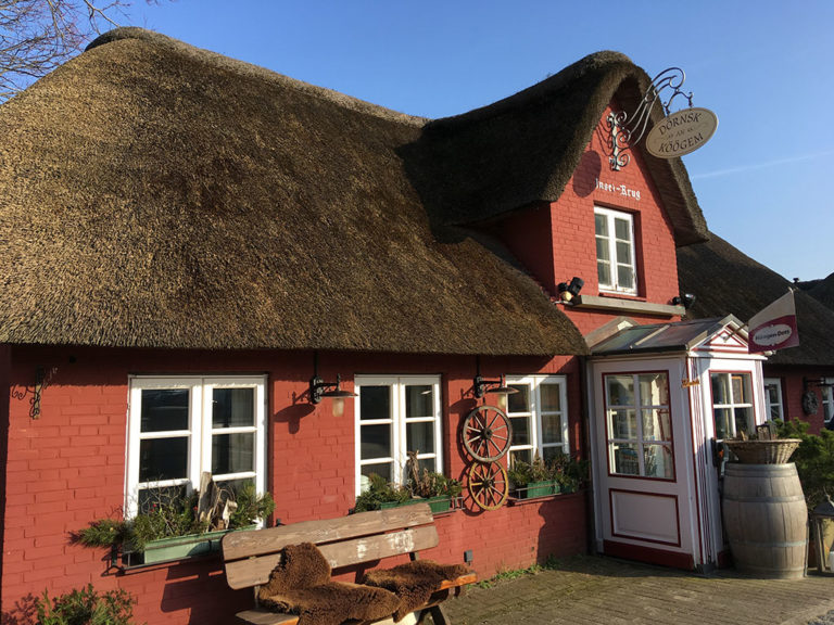 Dönske an Köönem, das Café in Nebel, wartet mit unendlich vielen Teesorten auf - und einer singenden Wirtin