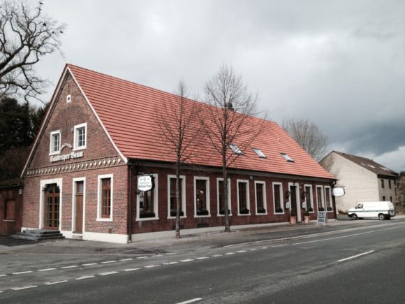 In die damaligen Gartewirtschaft Lohman, zu Droste-Zeiten vor den Toren der Stadt gelegen, kehrte die Dichterin zusammen mit ihrem Bekannten Anton Sprickmann gerne ein. Heute heißt das Lokal Sandruper Baum. Bild: Monika Gemmer In die damaligen Gartewirtschaft Lohman, zu Droste-Zeiten vor den Toren der Stadt gelegen, kehrte die Dichterin zusammen mit ihrem Bekannten Anton Sprickmann gerne ein. Heute heißt das Lokal Sandruper Baum. Bild: Monika Gemmer