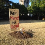 Kein Mensch ist illegal! Aktion am Mainufer in Frankfurt