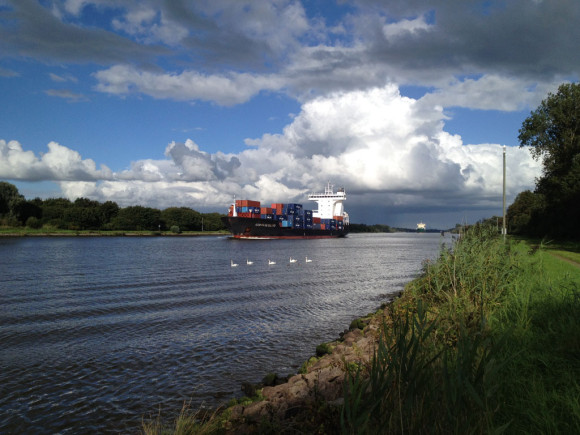 Begegnung auf dem Nord-Ostsee-Kanal: Großer Pott, kleine Schwäne.