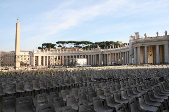 Petersplatz, bestuhlt für das nächste Angelusgebet.