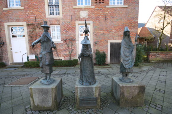 Protagonisten aus dem "Knaben im Moor": Fiedler Knauf, Heidemann und Spinnlenor. Bild: Monika Gemmer Protagonisten aus dem "Knaben im Moor": Fiedler Knauf, Heidemann und Spinnlenor. Bild: Monika Gemmer