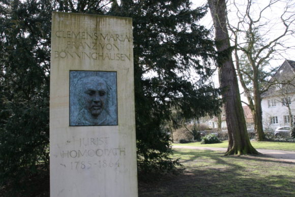 Hörster Friedhof: Gedenkstein für Clemens Maria Franz von Bönninghausen. Bei dem Homöopathen war Annette von Droste in Behandlung. Bild: Monika Gemmer Hörster Friedhof: Gedenkstein für Clemens Maria Franz von Bönninghausen. Bei dem Homöopathen war Annette von Droste in Behandlung. Bild: Monika Gemmer
