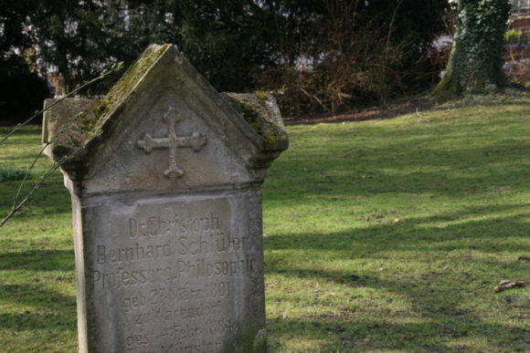 Hörster Friedhof: Grab von Christoph B. Schlüter, literarisch-philosophischer Gesprächspartner der Droste, der auch ihre erste Gedichtausgabe von 1838 betreute. Bild: Monika Gemmer Hörster Friedhof: Grab von Christoph B. Schlüter, literarisch-philosophischer Gesprächspartner der Droste, der auch ihre erste Gedichtausgabe von 1838 betreute. Bild: Monika Gemmer
