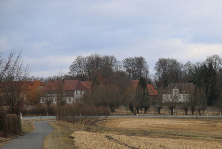 Gut Abbenburg liegt etwa zwei Kilometer von Bökendorf entfernt an der Landstraße L825. Bild: Monika Gemmer
