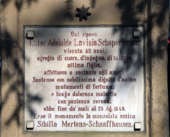 "Hier ruht Luise Adelaide Lavinia Schopenhauer nach einem Leben von 52 Jahren ausgezeichnet von Herz, Geist, Talent, beste Tochter, zärtlich und treu ihren Freunden ertrug sie mit edelster Seelenwürde Wechselfälle des Schicksals, und lange schmerzhafte Krankheit mit heiterer Geduld. Sie fand das Ende ihrer Leiden am 25. Aug. 1849. Das Grabmal errichtete die untröstliche Freundin Sibylle Mertens-Schaaffhausen." Bild: Monika Gemmer