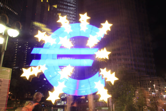 Lightpainting am Eurozeichen. Bild: Monika Gemmer 