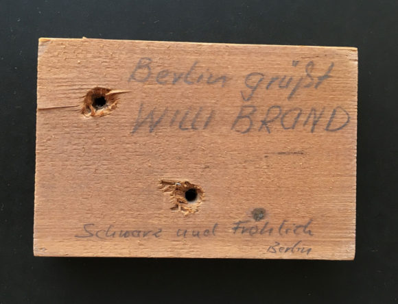 Handwerker einer Berliner Firma versteckten bei Umbauten 1967 einen heimlichen Gruß an ihren früheren Regierenden Bürgermeister. Bild: Monika Gemmer