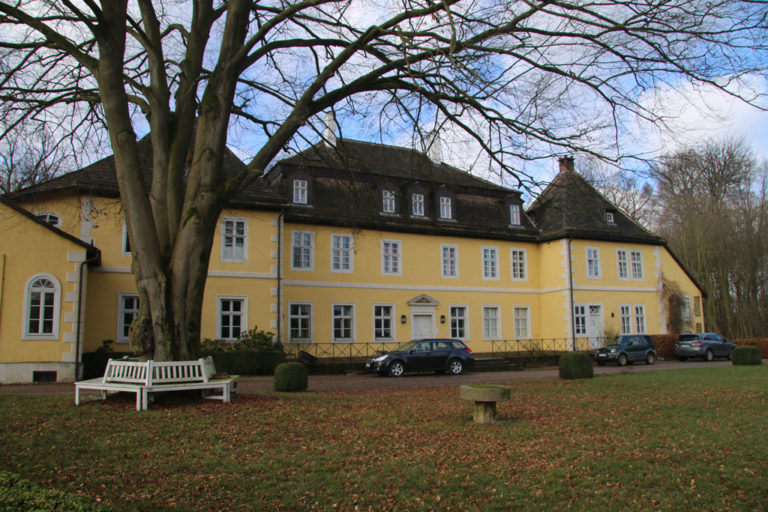 Das Literaturmuseum, das hier einige Jahre untergebracht war, ist inzwischen geschlossen, der zugehörige Verein hat sich bedauerlicherweise aufgelöst. In dem Anwesen, nach wie vor im Besitz derer von Haxthausen, befinden sich heute privat vermietete Wohnungen. Bild: Monika Gemmer