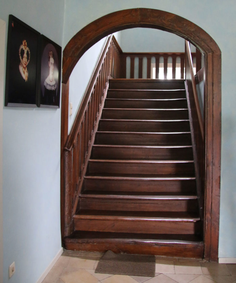Von der Eingangshalle führt eine Treppe nach oben, wo Annette - vermutlich im ersten Stock auf der rechten Seite des Hauses - ihr Gästezimmer hatte. Für heutige Besucher ist der Weg jedoch tabu. Foto: Monika Gemmer