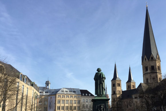Beethoven wacht auf dem Bonner Münsterplatz: Der Komponost wurde 1770 am Rhein geboren. Bild: Monika Gemmer