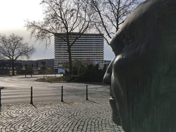 Das Bonn-Center wird am 19. März 2017 gesprengt - unter dem strengen Blick Konrad Adenauers, dessen Büste vor dem ehemaligen Kanzleramt steht. Bild: Monika Gemmer