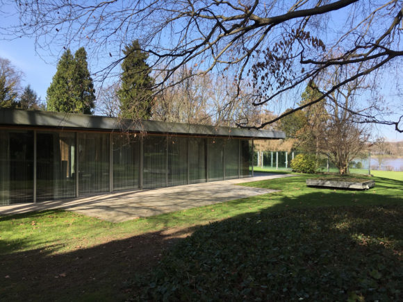 Der dienstliche Teil des Kanzlerbungalow. Zum Rhein hin ist rechts das schützende Panzerglas zu erkennen. Bild: Monika Gemmer