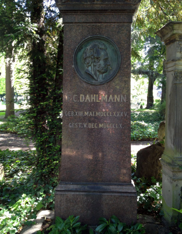Auch der Namensgeber der Straße, in der ich wohne, ruht in Bonn: Christoph Dahlmann war Historiker und Abgeordneter der Nationalversammlung in der Frankfurter Paulskirche. Bild: Monika Gemmer