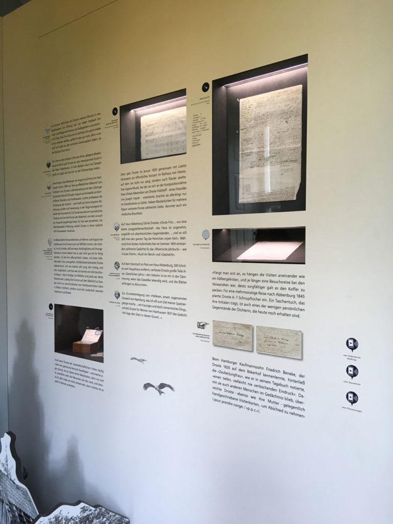 Im Inneren der Bücher wird vom Reiseziel erzählt - mit Beschreibungen, Zitaten, Originaltexten zum Anhören über das ausstellungseigene Droste-Wlan, und Exponaten wie Fahrplänen, Reisedokumenten oder mitgereistes Inventar. Foto: Monika Gemmer