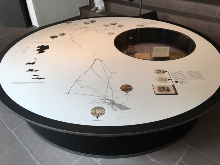 Die Ausstellung in Brakel ist auf zwei Schauplätze verteilt. In der Alten Waage im Stadtzentrum sind die Reiserouten nachgezeichnet, ebenso die Verkehrsmittel, die Annette von Droste nutzte: Kutsche, Eisenbahn und Schiff. Foto: Monika Gemmer