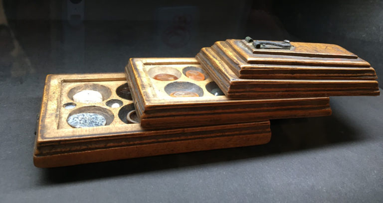 Annette von Droste war leidenschaftliche Sammlerin von Steinen, Fossilien, Muscheln und Münzen. Aufbewahrt hat sie ihre Schätze in Kästchen wie diesem. Einige nahm sie auch mit auf Reisen. Foto: Monika Gemmer