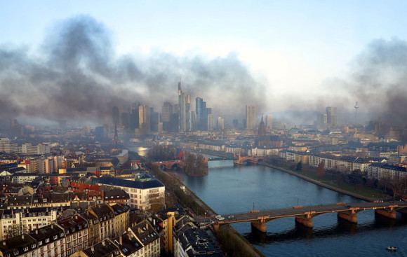 Frankfurt am Mittag des 18.3.2015; Blickrichtung: Westen. Bild: www.mainhattan-webcam.de, Hi.Res.Cam GmbH/dpa
