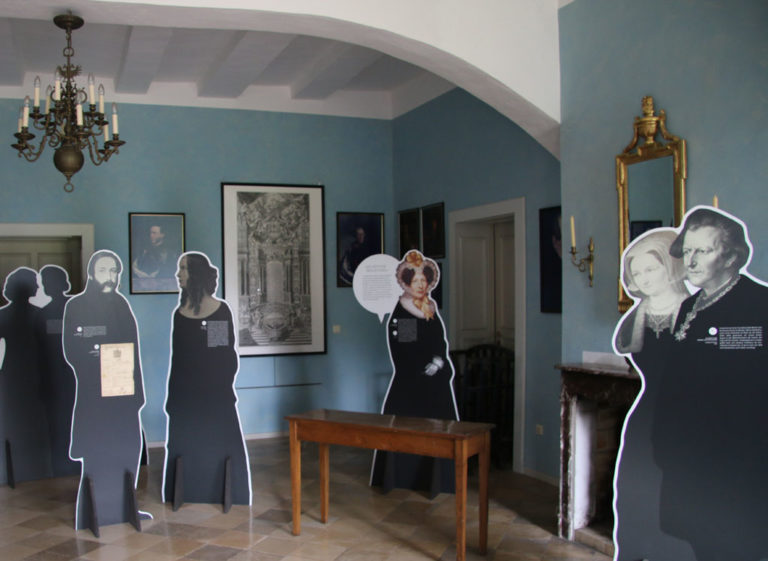 Die Eingangshalle des Bökerhof: Am Kamin, hier zu sehen zwischen Annettes Mutter Therese und ihrem Onkel und ihrer Tante, Werner und Betty von Haxthausen, hatten es sich einst auch die Brüder Grimm gemütlich gemacht. Links im Bild: Annettes Freundin Elise Rüdiger und ihr Bruder Werner. Foto: Monika Gemmer