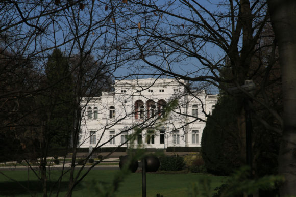 Gauck war gerade nochmal da zu einem Schumann-Abend: Die Villa Hammerschmidt, (bis 1994 erster, seither zweiter) Wohn- und Amtssitz des Bundespräsidenten in Bonn. Bild: Monika Gemmer