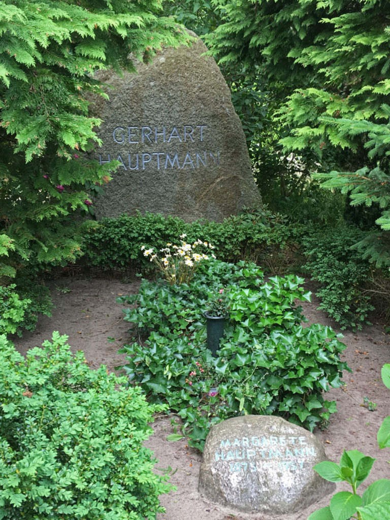 Er wünschte sich, auf Hiddensee seine letzte Ruhe zu finden: Auf dem Inselfriedhof in Kloster erfüllt sich 1946 Gerhart Hauptmanns Wunsch. Seine 1957 verstorbene Frau Margarete ruht seit Anfang der 90er Jahre ebenfalls hier - an sie erinnert der kleine Stein. Foto: Monika Gemmer