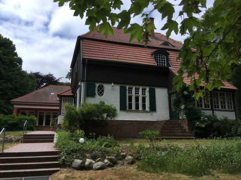 Haus Seedorn in Kloster auf Hiddensee: Gerhart Hauptmann ließ zum ursprünglichen Sommerhaus (im Vordergrund) einen Anbau (links im Hintergrund) errichten. Foto: Monika Gemmer