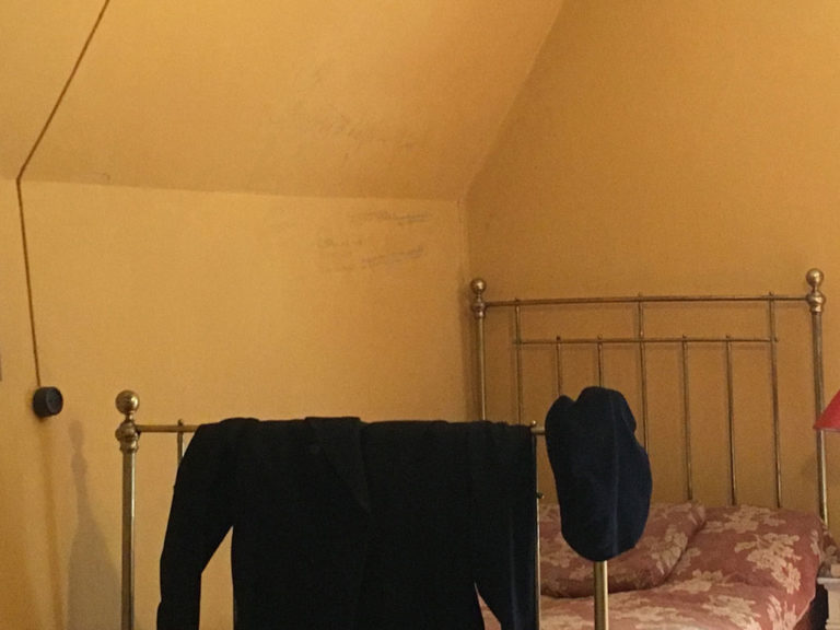 "Schweigen ist die größte Kunst", "Es lohnt nicht mehr","Reden entfernt": In seinem Schlafzimmer sind noch bis heute Notizen zu erkennen, die Hauptmann in schlaflosen Nächten an die Wand über seinem Bett kritzelte. Foto: Monika Gemmer