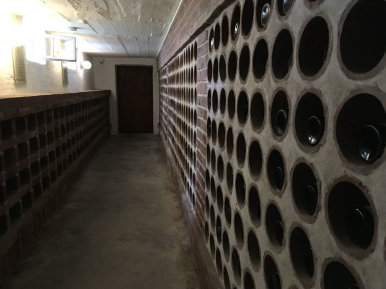 Der Weinkeller unter dem Kreuzgang fasst mehr als 400 Flaschen. Hauptmann, der jeden Tag zwei Flaschen verputzt haben soll, ließ sich den Wein aus Baden und dem Rheingau anliefern. Foto: Monika Gemmer