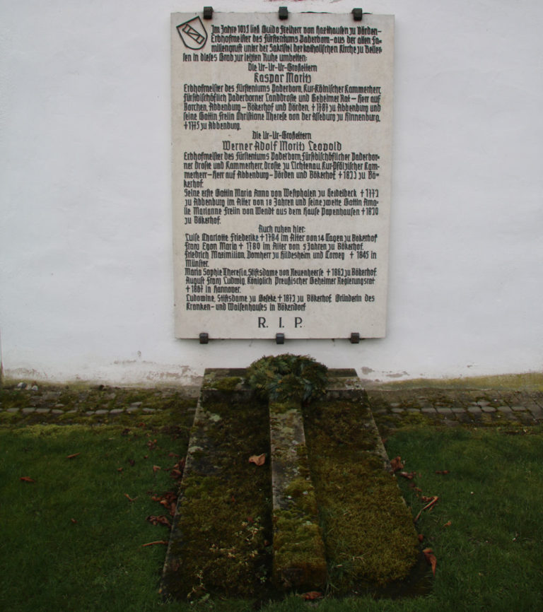 Auf dem Kirchhof in Bellersen ruhen Mitglieder der Familie von Haxthausen, darunter Annettes Urgroßvater und Großvater. Beide waren als Ortsrichter mit dem Mordfall befasst. Foto: Monika Gemmer