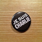 Im Frankfurter Caricatur Museum gibt es in diesen Tagen den "Je suis Charlie"-Button zur Eintrittskarte dazu.
