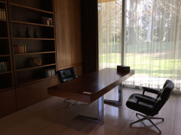 Kanzlers Arbeitszimmer. Auf dem Schreibtisch die hölzerne Zigarrenkiste Ludwig Erhards (leer). Bild: Monika Gemmer