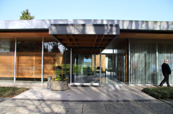 Brasilianische Kiefer, Marmor und ganz viel Glas: Durch den Eingang zum Kanzlerbungalow kann man auf der anderen Seite den Rhein erkennen. Bild: Monika Gemmer