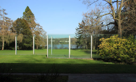 Die Wand aus Panzerglas wurde im Deutschen Herbst errichtet - aus Angst vor Schüssen von der anderen Rheinseite aus. Ursprünglich war eine Mauer vorgesehen, doch Helmut und Loki Schmidt wussten zu verhindern, dass ihnen der Blick zum Fluss verbaut wurde. Bild: Monika Gemmer
