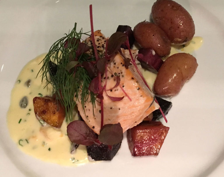 Lachs aus Aukra, laut Menükarte "heute morgen frisch in Trondheim aus dem Meer gefischt", mit gebackenen Karotten, Kartoffeln und Eierbutter.
