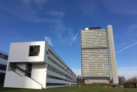 Der "Lange Eugen" beherbergte bis 1999 die Büros der Bundestagsabgeordneten. 2006 zogen Organisationen der Vereinte Nationen ein, heute es Zentrum des UN-Campus. Aus dem Schürmann-Bau, geplant und gebaut als Erweiterung und vom Hochwasser 1993 stark beschädigt, funkt heute die Deutsche Welle. Bild: Monika Gemmer