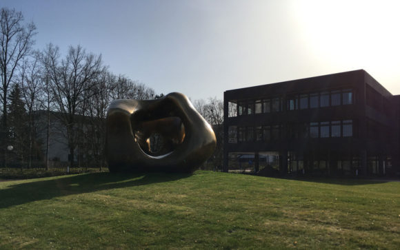 Die Bronzeskulptur "Large Two Forms" steht seit 1979 vor dem damaligen Bundeskanzleramt. Für Helmut Schmidt war sie "ein Zeichen für Leben, ein Symbol für menschliche Verbundenheit, auch ein Ausdruck für Menschlichkeit". Bild: Monika Gemmer