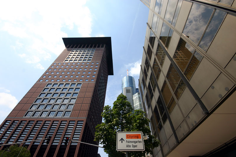 Maintower Japan Center (links), Maintower (Mitte)