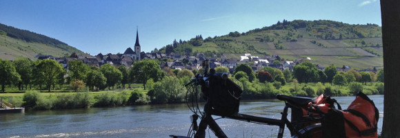 Ist das Moselromantik oder was? Blick auf den Weinort Burg nördlich von Traben-Trarbach.