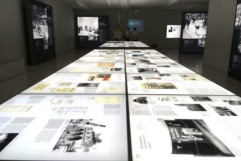 Die Ausstellung über München und den Nationalsozialismus zeigt anhand vieler Dokuemnte, wie die Stadt zum Machtzentrum der Nazis wurde.