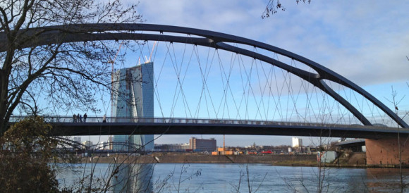 Die Osthafenbrücke, im Hintergrund der Neubau der EZB