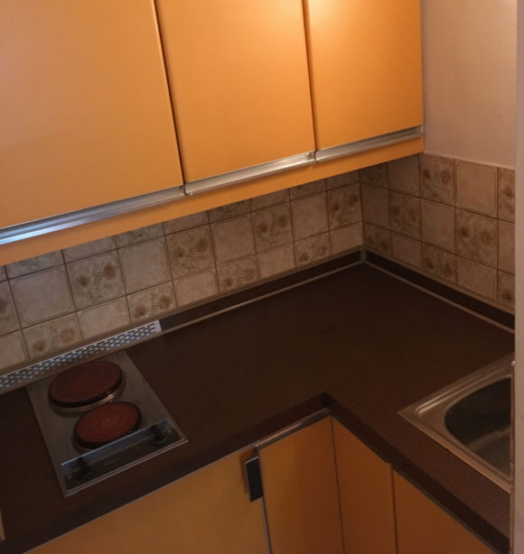 Zwei Platten, eine kleine Spüle: Loki Schmidt ließ sich die Pantry-Küche in einer Besenkammer einbauen. Bild: Monika Gemmer
